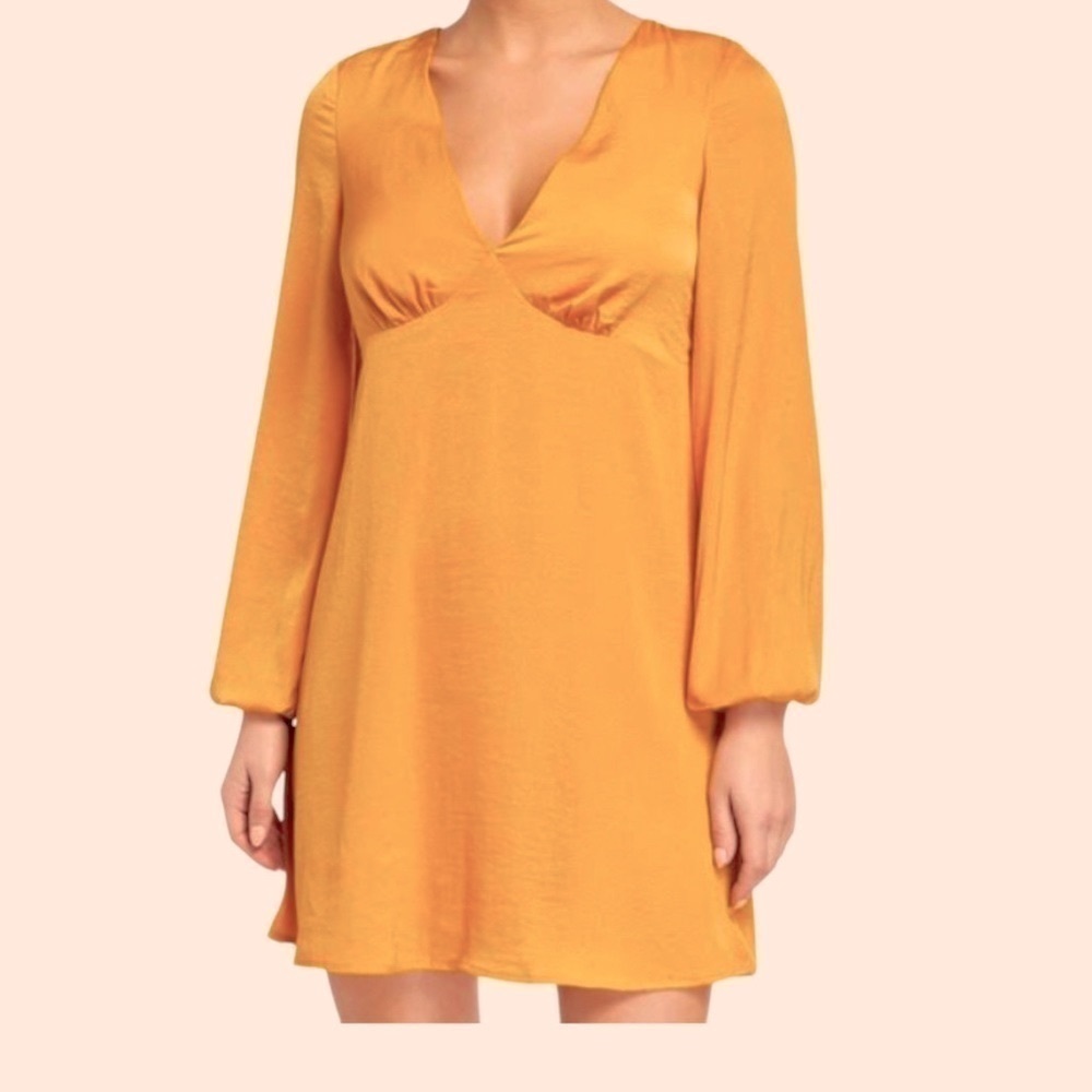 BCBGeneration gold silky mini dress. Long balloon sleeves with elastic. Size 6
C